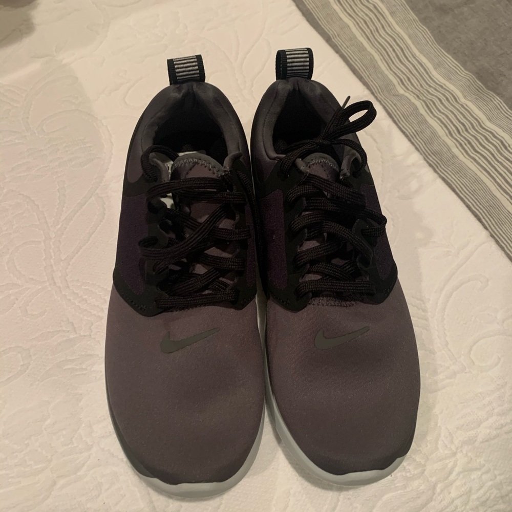 Women’s Nike size 7 tennis shoes new without box.